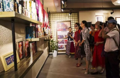 景区考察活动，为此次活动打下了坚实的基础。考察黄龙洞景区(罗德林 摄)