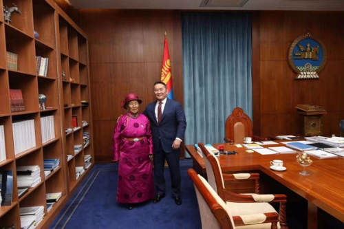 蒙古国总统亲切接见“英雄母亲”阿迪雅苏荣