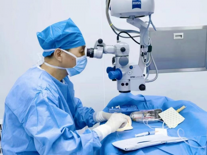 江西首例！南昌爱尔眼科医院卢恒松成功实施新一代EVO+ICL V5晶体植入手术