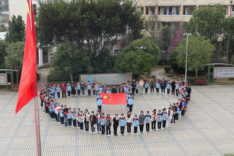 香港中学生在东江源头安远唱响《我和我的祖国》