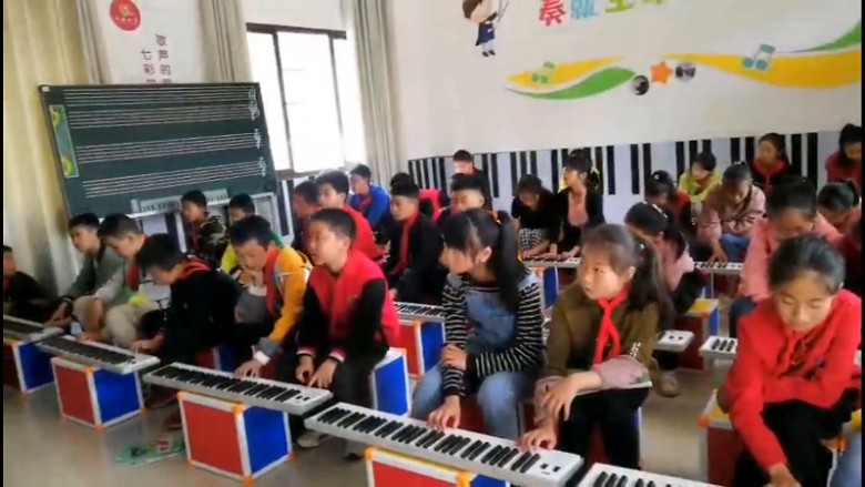 华芯康KD08移动电钢琴走进古蔺县土城镇中心小学校.jpg