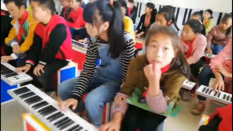 华芯康KD08移动电钢琴走进古蔺县土城镇中心小学校1.jpg