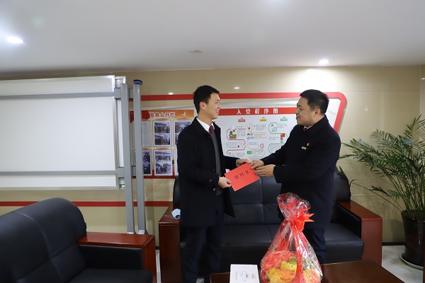 1617092195824389.jpg 9图为:慰问非黔籍就地过年职工.JPG