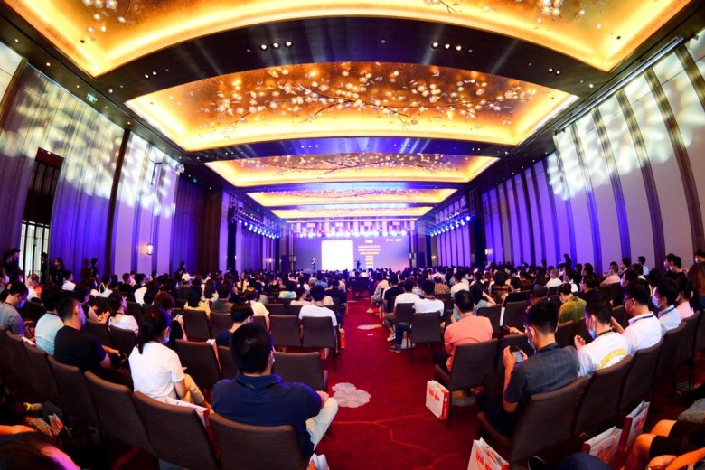 易创集团易开业总裁张魁武出席2021亿企赢代理记账高峰论坛