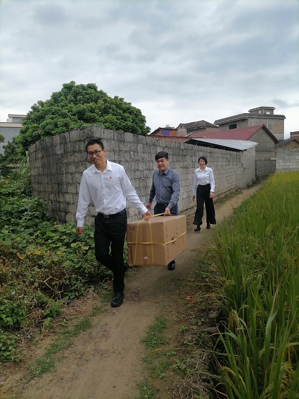 贵港移动桂平分公司负责人把消毒柜亲自送到困难教师家中.jpg
