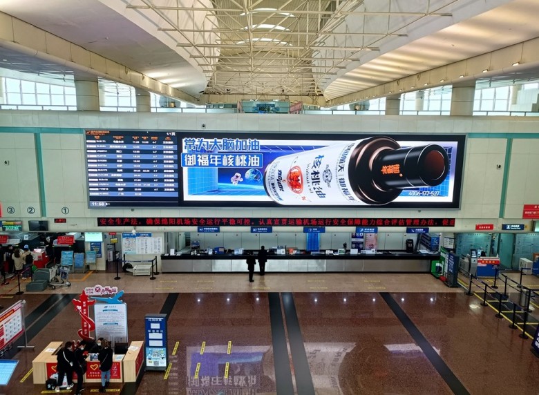 御福年裸眼3D既视感机场广告画面，强势打造高空联播网！