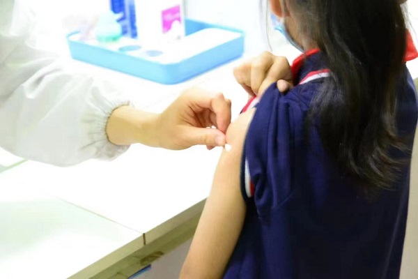 云南弥勒110名女童获免费接种宫颈癌二价疫苗