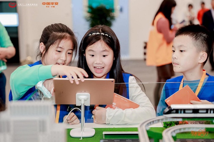 中国平安“青少年科技素养提升计划”—科技燃梦•科技型企业开放日系列活动走进比亚迪