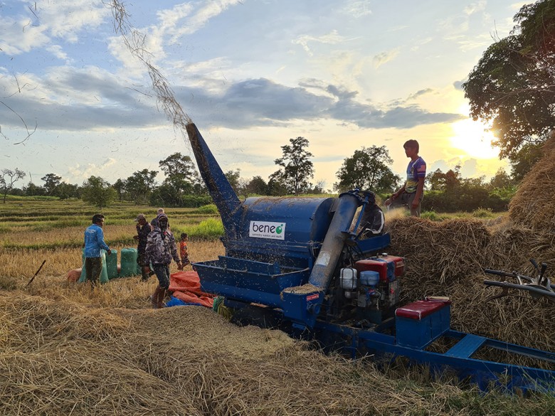 老挝稻农使用脱粒机.jpg