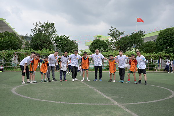 东风小学的足球校队球员与志愿者们开展了一场别开生面的混合分组对抗足球赛-1.jpg