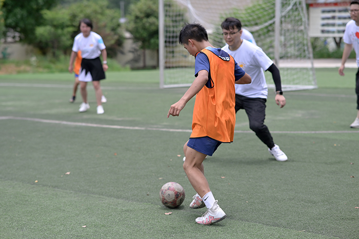 东风小学的足球校队球员与志愿者们开展了一场别开生面的混合分组对抗足球赛-2.jpg