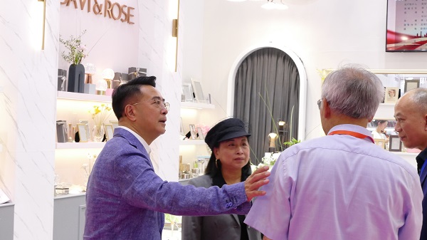 集团董事总经理劳伟文先生（左一）与A DA VI & ROSE董事劳淑如女士（中）与现场客商亲切交流.JPG