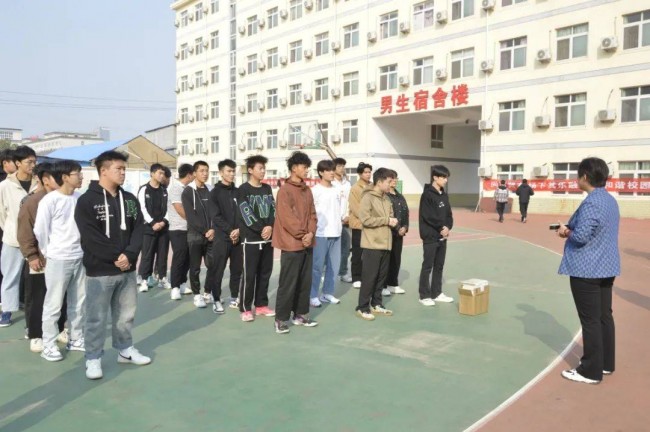 山东蓝翔技师学院举行秋季篮球赛颁奖仪式