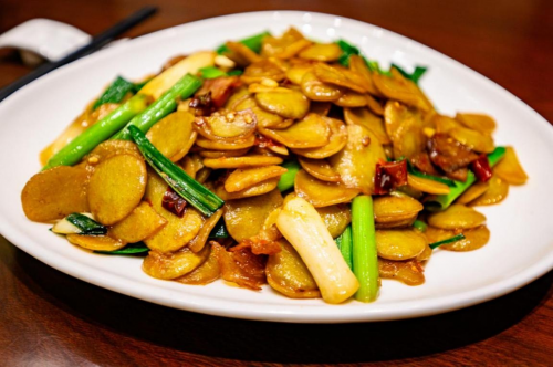 泗县豆饼炒牛肉 (图源:宿州市文化和旅游局)符离集烧鸡鸡,餐桌上的常