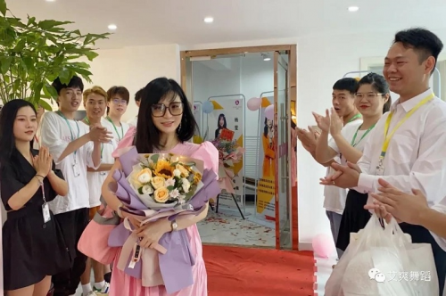 周辛老师艾爽舞蹈培训联合创始人/ceo艾佳辰先生艾爽舞蹈培训二校区