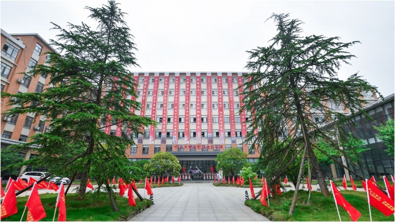 北大青鸟职业教育依托北京大学优质雄厚的教育资源和背景,致力于培养