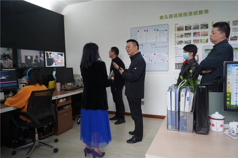 金牛区人大常委会主任张映明走访成都市机第三幼儿园考察君华高科ai