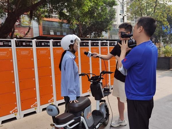 央视记者在嘟嘟换电柜前采访深圳市民.jpg
